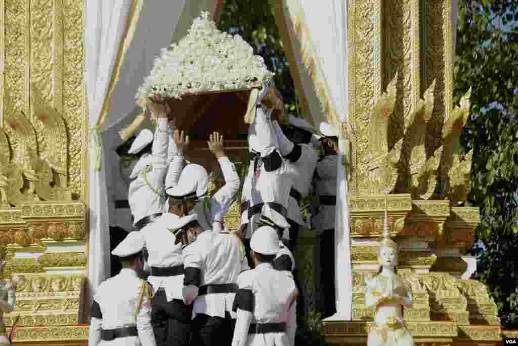 ពិធី​បូជា​ព្រះ​សព​របស់​សម្តេច​ក្រុម​ព្រះ​ ​នរោត្តម​ រណឫទ្ធិ​ នៅ​វាល​ព្រះមេរុ ​មុខ​​វត្តបុទមវតី​ រាជធានី​ភ្នំពេញ​ ថ្ងៃទី៨​ ខែធ្នូ​ ឆ្នាំ​២០២១។ (ហ៊ាន សុជាតា/វីអូអេ)