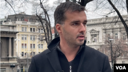 ARHIVA - Predstavnik organizacije "Kreni-Promeni" Savo Manojlović na konferenciji za novinare ispred Predsedništva Srbije 30. novembra 2021.