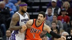 时为俄克拉荷马城雷霆队效力的伊内斯·坎特准备投篮。（2017年1月15日）