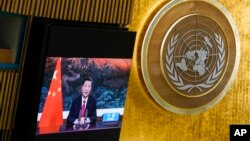 Penayangan rekaman sambutan Presiden China Xi Jinping pada sidang ke-76 Majelis Umum Perserikatan Bangsa-Bangsa, Selasa 21 September 2021, di markas besar PBB.(AP Photo/Mary Altaffer, Pool)