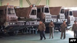 Pemimpin Korea Utara Kim Jong Un mengunjungi kompleks industri pertahanan di lokasi yang dirahasiakan di Korea Utara. (Foto: AFP)
