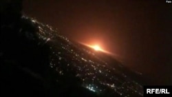 伊朗首都德黑兰东部山区26日发生剧烈爆炸（社交媒体照片）。