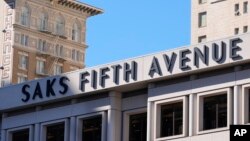 FILE - Tanda toko "Saks Fifth Avenue" di San Francisco, California, 17 Maret 2024. Perusahaan induk Saks, 4 Juli 2024, menandatangani kesepakatan untuk membeli perusahaan saingannya, Neiman Marcus Group.