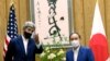 Utusan Iklim AS, John Kerry (kiri) dan PM Jepang Yoshihide Suga di Tokyo, 31 Agustus 2021. (Behrouz Mehri/Pool Photo via AP)
