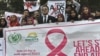 Aktivis sosial Pakistan membawa poster ketika Sidang Umum PBB. Hal itu dilakukan untuk meningkatkan kesadaran tentang Hari AIDS Sedunia di Lahore, 1 Desember 2016. (Foto: AFP)