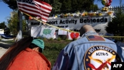 特朗普总统的支持者在沃尔特·里德国家军事医疗中心外祈祷。(2020年10月5日)