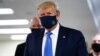 Presiden AS Donald Trump mengenakan masker saat mengunjungi Walter Reed National Military Medical Center di Bethesda, Maryland (11/7). 