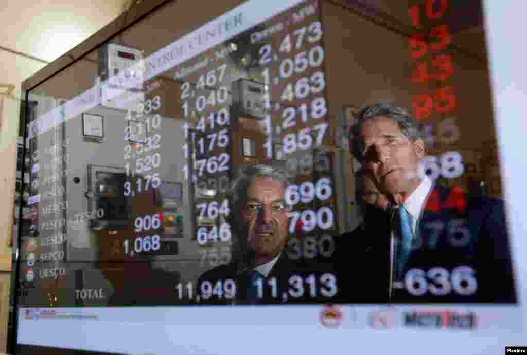 Secretary Kerry and Pakistan&#39;s Minister for Water and Power Khawaja Asif view live figures for power consumption during their visit to an Islamabad electric supply company substation August 1, 2013. 