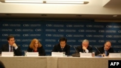 Từ trái: Giám Đốc Chương Trình Đông Nam Á thuộc Trung Tâm Nghiên Cứu Chiến lược Quốc tế (CSIS) Ernest Bower, Giám đốc và Chủ Tịch Ban Trung Quốc học thuộc Trung Tâm Nghiên cứu Chiến lược Quốc tế (CSIS) Boner Glaser, Tiến sĩ Trần Trường Thủy, Giám Đốc Trun