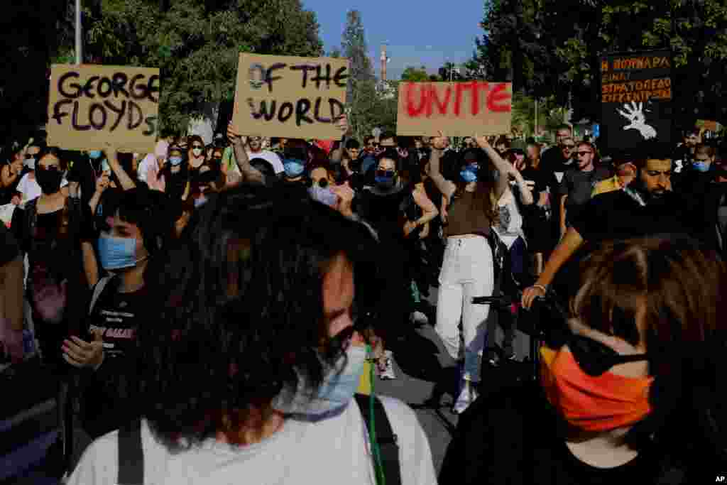 ក្រុមបាតុករ​ដែល​ដើរក្បួន​គាំទ្រ​ដល់​ជនចំណាកស្រុក​ដែល​ត្រូវ​បាន​ឃុំខ្លួន​នៅ​ប្រទេស​ស៊ីប (Cyprus) បង្ហាញ​ពី​សាមគ្គីភាព​របស់​ពួកគេ​ដល់​លោក George Floyd ដែល​បាន​ស្លាប់។ ការ​ដើរក្បួនេះ ធ្វើ​ឡើង​នៅ​រដ្ឋធានី​នៃ​ប្រទេស​ស៊ីប​នៅ​ថ្ងៃអាទិត្យ​ទី ៣១ ខែឧសភា ឆ្នាំ ២០២០។ (AP) 