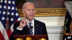 FILE - Presiden Joe Biden berpidato pada resepsi anggota Kongres Demokrat baru di Ruang Makan Negara Gedung Putih di Washington, 5 Januari 2025.