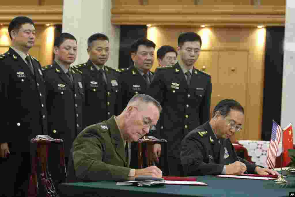 2017年8月15日,美军参联会主席邓福德上将(前左)与中国中央军委联合参谋部参谋长房峰辉在北京签署协议。如今房峰辉去向不明。中国国防部网站和官媒目前没有关于房峰辉是否出任新职务和担任什么新职务的信息。