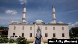 Seorang perempuan Muslim pergi ke masjid di AS, 10 Mei 2019, sebagai ilustrasi. (Foto: REUTERS/Amr Alfiky)
