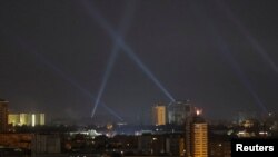 Personel Ukraina mencari drone-drone Rusia di langit di atas Kota Kyiv, ibu kota Ukraina, saat serangan drone Rusia di kota itu, Kamis, 29 Agustus 2024. (Foto: Gleb Garanich/Reuters)