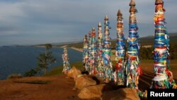 俄罗斯西伯利亚东部的贝加尔湖岸边，有举行仪式用的杆子和彩带（2016年9月9日）