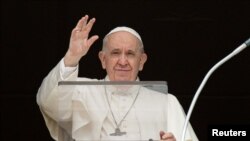 Paus Fransiskus memberikan khutbah di Vatikan hari Minggu (27/3)