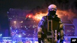 한 군인이 모스크바 공연장 테러 현장 앞에 경계 서 있는 모습. (자료 사진)