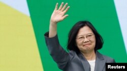Mantan Presiden Taiwan Tsai Ing-wen melambaikan tangannya dalam acara inagurasi presiden baru Lai Ching-te dan Wakil Presiden Hsiao Bi-khim, di luar gedung kantor kepresidenan di Taipei, pada 20 Mei 2024. (Foto: Reuters/Carlos Garcia Rawlins)