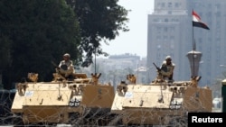 埃及军方推翻民选的穆尔西总统两个月之后，继续掌权。