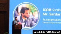 លោក Sardar Umar Alam តំណាង​អង្គការយូណេស្កូ​ប្រចាំ​នៅ​កម្ពុជា ថ្លែងសុន្ទរកថា​ស្វាគមន៍​ក្នុង​«សន្និសីទលើកទីពីរស្តីពីការអភិវឌ្ឍប្រព័ន្ធផ្សព្វផ្សាយ»​ក្នុង​សណ្ឋាគារ​សូហ្វីតែល​ភ្នំពេញ​ នៅ​ថ្ងៃទី១៩ ខែធ្នូ ឆ្នាំ២០២៤។ (លាស់ លីបលីប/វីអូអេ)