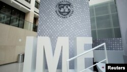 FILE: Logo Dana Moneter Internasional di dalam kantor pusatnya di Washington, D.C., Amerika Serikat, 9 Oktober 2016. (REUTERS/Yuri Gripas)