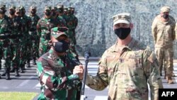 Mayor Jenderal Heri Wiranto (kiri) bertemu dengan Kapten AS David Moats di markas Mulawarman di Balikpapan. (Foto: AFP)