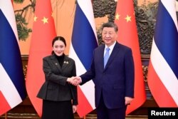 2025년 2월 6일 중국 베이징 인민대회당에서 시진핑 중국 국가주석과 패통탄 칫나왓 태국 총리가 악수를 나누고 있다.