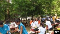 Các bạn trẻ thi nấu ăn tại Trại hướng đạo Lửa Việt 6, 25/6/2011