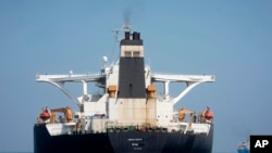 前身为格蕾丝-1号的阿德里安·达里亚-1号油轮8月17号出现在直布罗陀海峡。（资料图片）