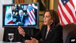 Wakil Presiden Kamala Harris berbicara selama pertemuan virtual dengan Presiden Meksiko Andres Manuel Lopez Obrador di Gedung Kantor Eksekutif Eisenhower di kompleks Gedung Putih di Washington pada hari Jumat, 7 Mei 2021. (Foto: AP)