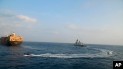 资料照片：印度海军在X平台公布的照片显示印度军舰“加尔各答号”(INS Kolkata)在亚丁湾对悬挂利比里亚旗帜的商船“天空二号”(MSC Sky II)在疑似遭无人机或导弹袭击后发出的火警做出回应。(2024年3月5日)