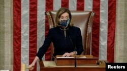 Ketua DPR AS Nancy Pelosi memimpin sidang di DPR AS untuk memulai proses pemakzulan Presiden Donald Trump hari Rabu (13/1). 