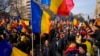 Sejumlah demonstran turun ke jalan di Bucharest membawa bendera Rumania, menuntut penyelenggaraan pemilu yang bebas pada 12 Januari 2025. (Foto: AP/Vadim Ghirda)