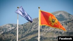 ARHIVA - Zastave Crne Gore i NATO-a