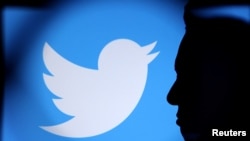 Foto ilustrasi yang menunjukkan sketsa Elon Musk berada di depan logo Twitter. Foto diambil pada 4 November 2022. (Foto: Reuters/Dado Ruvic)