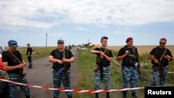 7月20日亲俄武装分离分子把守在乌克兰东部马航坠机现场