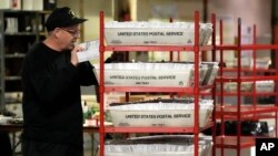 Zaposlenik okruga Alegeni razvrstava glasačke listiće za glasanje u odsustvu i za glasanje poštom, u Pitsburgu, 18. aprila 2024. (Foto: AP/Gene J. Puskar, File)