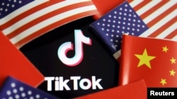 资料照：TikTok标志和美国、中国国旗