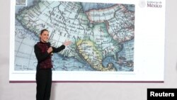 Predsednica Meksika Klaudija Šajnbaum pokazuje Severnu Ameriku i Meksički zaliv na mapi sveta iz 1661. godine, reagujući na izjavu novoizabranog predsednika Trampa da će promeniti ime zaliva, 8. januara 2025. (Foto: Reuters/Presidencia de Mexico)