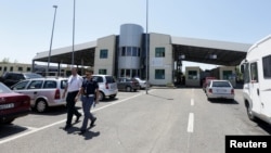 ARHIVA - Granični prelaz između Crne Gore i Albanije (Foto: Reuters/Florida Goga)