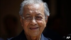 Perdana Menteri Malaysia Mahathir Mohamad tersenyum saat berbicara dalam konferensi pers di Kuala Lumpur, Jumat, 11 Mei 2018.