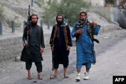 Personel keamanan bersenjata Taliban berpose di dekat gerbang tertutup perbatasan Torkham antara Afghanistan dan Pakistan di Provinsi Nangarhar timur Afghanistan pada 6 September 2023. (Foto: AFP)
