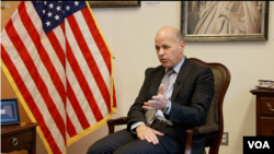 AQShning O'zbekistondagi elchisi Jonatan Henik Toshkentda "Amerika Ovozi" bilan suhbatda