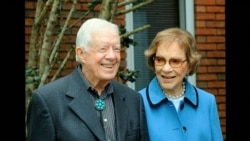 Mantan Presiden Jimmy Carter dan mantan ibu negara Rosalynn Carter, pada malam kedua Konvensi Nasional Partai Demokrat, 18 Agustus 2020. (Foto: dok).