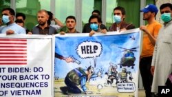 Sejumlah warga Afghanistan mantan penerjemah tentara AS berdemo di depan Kedutaan AS di Kabul untuk meminta perlindungan nasib mereka pasca penarikan pasukan AS. 