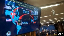 រូបឯកសារ៖ កញ្ចក់អេក្រង់មួយបង្ហាញពីចរន្តនៃការហូរចូលនៃសារធាតុញៀន fentanyle និងសារធាតុញៀនផ្សេងៗទៀតក្នុងសហរដ្ឋរដ្ឋអាមេរិក ក្នុងអំឡុងសន្និសីទសារព័ត៌មានមួយ នៅក្រសួងយុត្តិធម៌សហរដ្ឋអាមេរិក កាលពីថ្ងៃទី ១៧ ខែតុលា ឆ្នាំ ២០១៧។