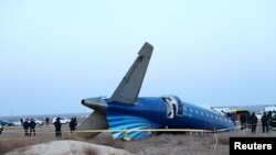Bagian dari pesawat Azerbaijan Airlines yang tersisa di lokasi jatuhnya pesawat tersebut di dekat Kota Aktau, Kazakhstan, pada 25 Desember 2024. (Foto: Administration of Mangystau region/Handout via Reuters)