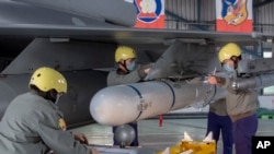 ក្នុងរូបថតចេញផ្សាយដោយការិយាល័យប្រធានាធិបតីតៃវ៉ាន់នេះ ក្រុមនាវិកនៅលើដីបានភ្ជាប់កាំជ្រួចទៅកាន់ស្លាបយន្តហោះចម្បាំង F-16 នៅឯមូលដ្ឋានទ័ពអាកាស អំឡុងពេលទស្សនកិច្ចរបស់ប្រធានាធិបតីតៃវ៉ាន់ អ្នកស្រី Tsai Ing-wen នៅមូលដ្ឋានយោធានៅ Chiayi ភាគនិរតីតៃវ៉ាន់ នៅថ្ងៃសុក្រ ទី៦ ខែមករា ឆ្នាំ២០២៣។