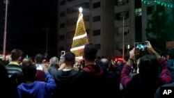 Warga Kristen Palestina menghadiri acara penyalaan Pohon Natal di Kota Gaza, 3 Desember 2019. 