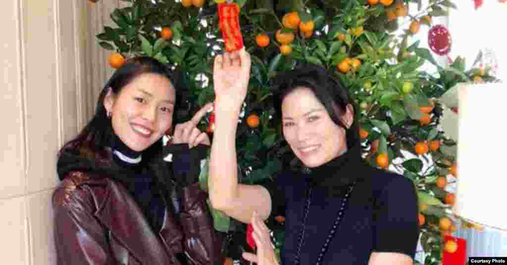 中国超级模特刘雯在美国社交媒体Instagram上贴出的她和朋友邓文迪合影的上半部分。刘雯还用英语拜年"Happy Lunar New Year"(农历新年快乐),在遭到非议后赶紧改为 "Happy Chinese New Year"(中国新年快乐)。刘雯的“农历新年快乐”贺词,在中国有些具有“玻璃心”的“爱国网民”或者“小粉红”看来,是政治不正确。有些人认为她是讨好韩国人和越南人。有人写道:"如果你这么想当越南人,那就离开中国,别回中国。" 中国唐代诗人刘禹锡曾写道“长恨人心不如水,等闲平地起波澜” 。